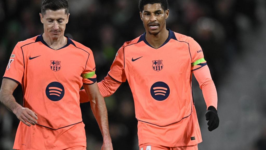 Rashford celebra su gol junto a Lewandowski.