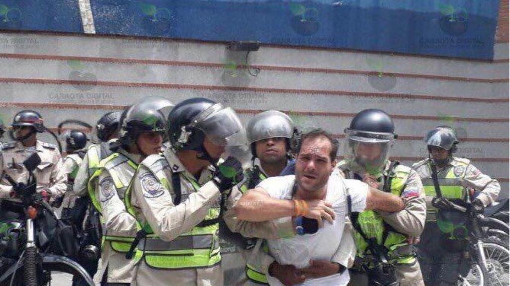 Sergio Contreras cuando fue detenido por la policía chavista.