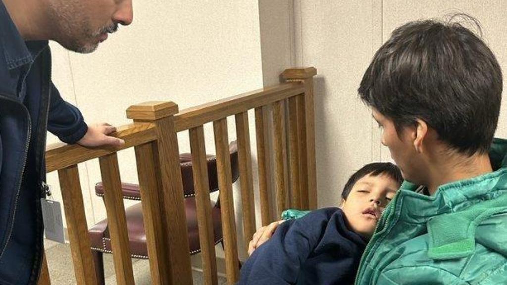 El congresista Joaquín Castro junto a Liam Conejo y su padre