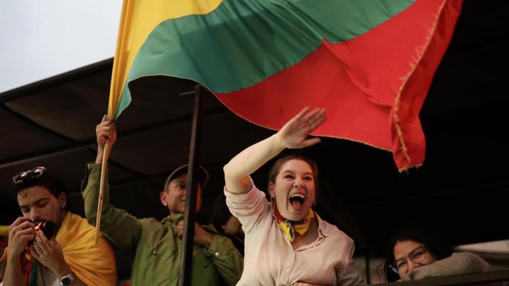 La candidata a la Presidencia de Costa Rica por la Coalición Agenda Ciudadana, Claudia Dobles, saluda durante un recorrido este sábado, en San José (Costa Rica).