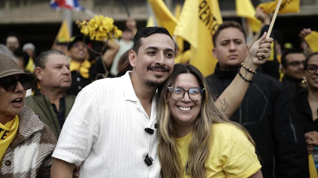 El candidato del izquierdista Partido Frente Amplio, Ariel Robles, abraza a una simpatizante durante un recorrido este sábado, en San José (Costa Rica)
