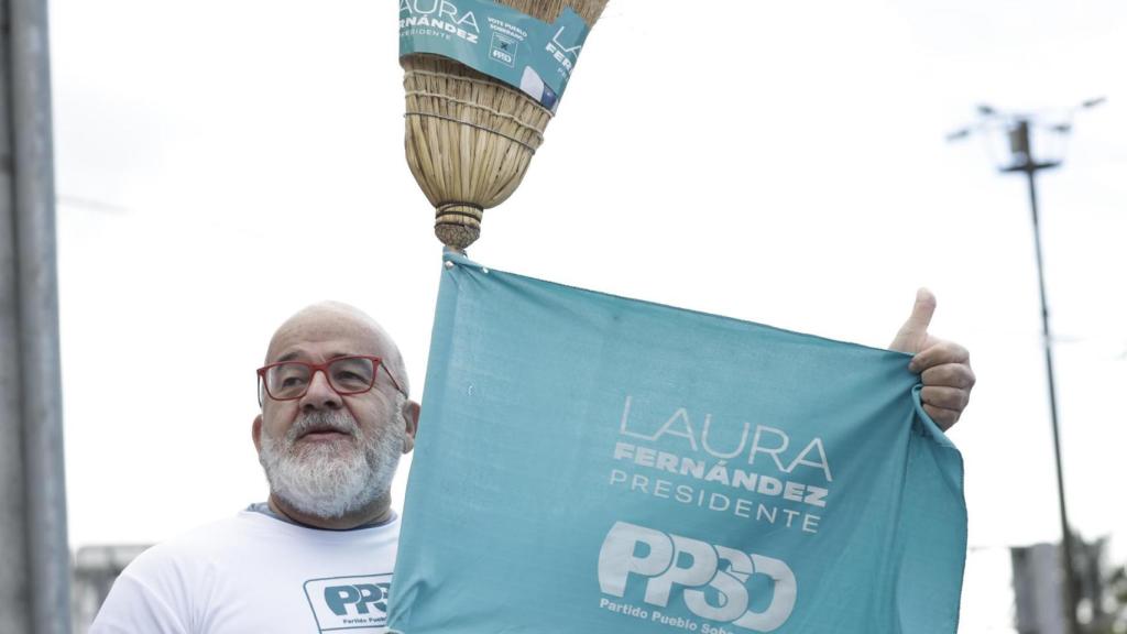 Un simpatizantes del partido Pueblo Soberano sostiene una bandera este sábado, en San José (Costa Rica).