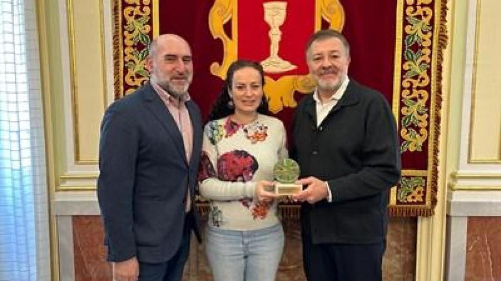 Ana Belén Yuste Martínez junto al alcalde de Cuenca, Darío Dolz, y el concejal de Festejos, Alberto Castellano.