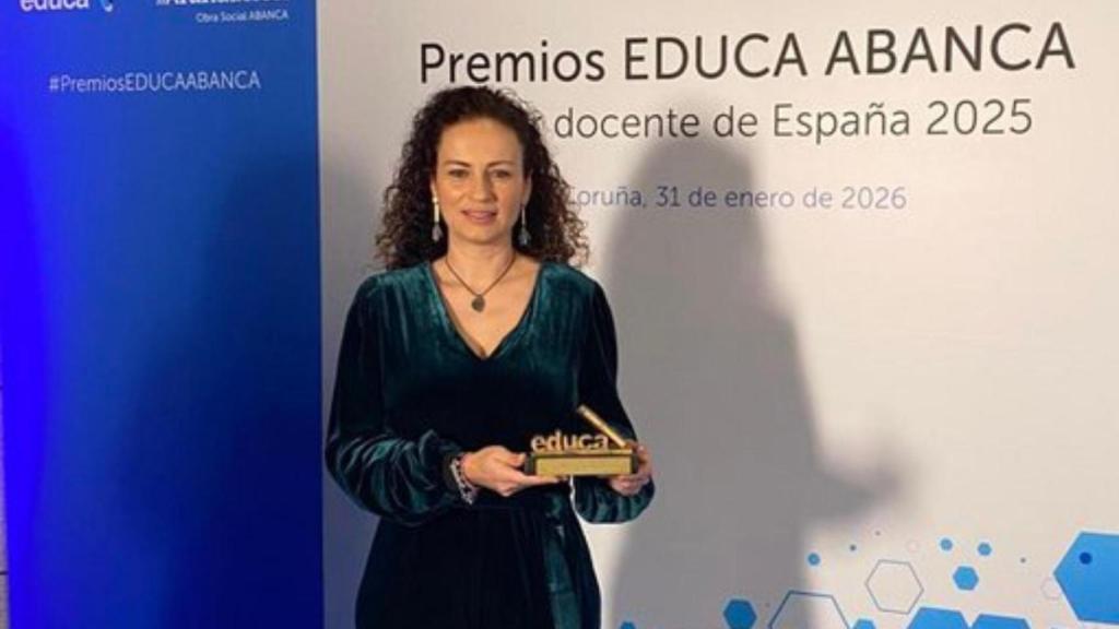 Ana Belén Yuste Martínez recogiendo su premio.