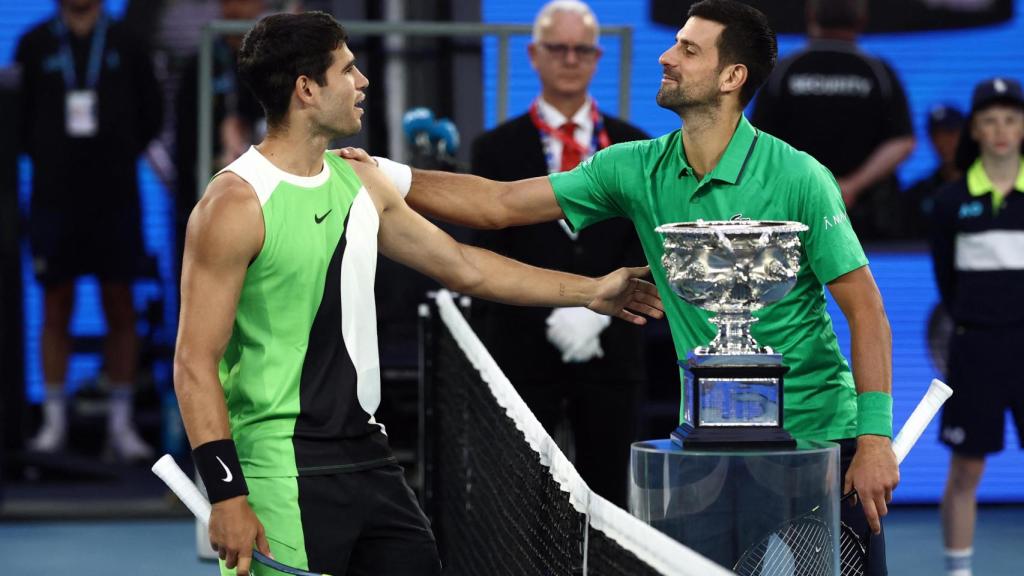 Carlos Alcaraz y Novak Djokovic se saludan antes de la final.