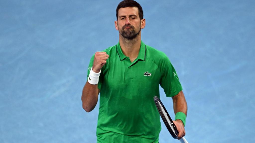 Djokovic celebra el primer set en la final ante Alcaraz.