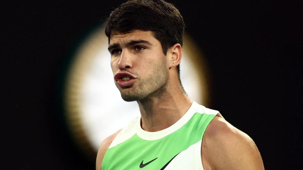 Alcaraz, con el gesto torcido en la final del Open de Australia ante Djokovic.