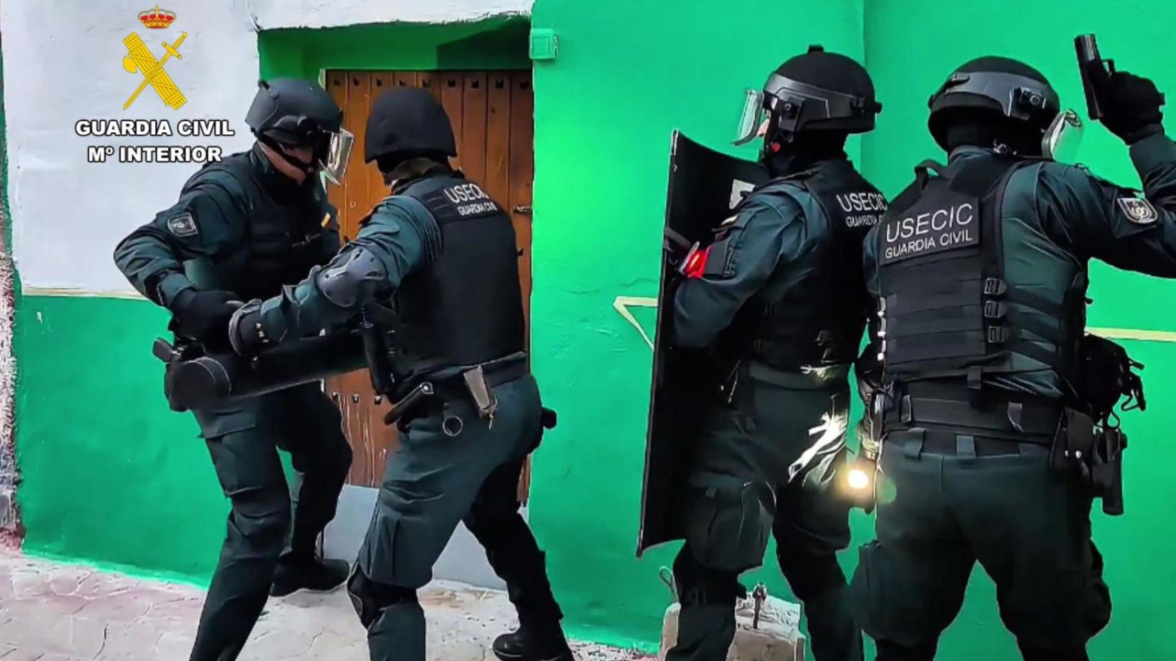 La Guardia Civil, frente al domicilio okupado.