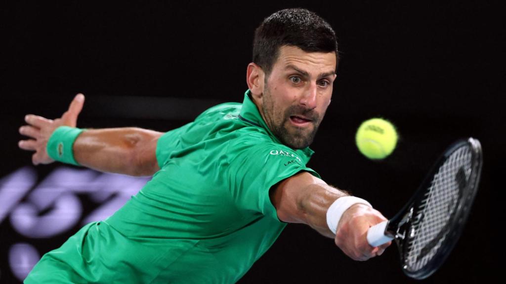 Novak Djokovic llega forzado a tocar la bola.