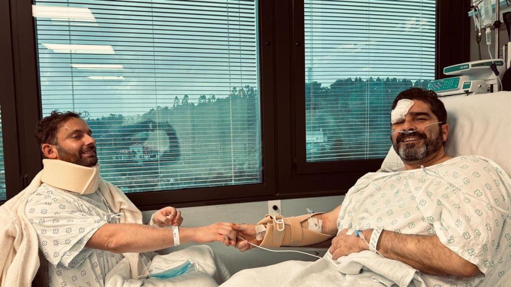 Los diputados del PP de Galicia Roberto Rodríguez y Gonzalo Trenor en el CHUS tras el accidente en la AP-9