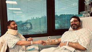 Los diputados del PP de Galicia Roberto Rodríguez y Gonzalo Trenor en el CHUS tras el accidente en la AP-9