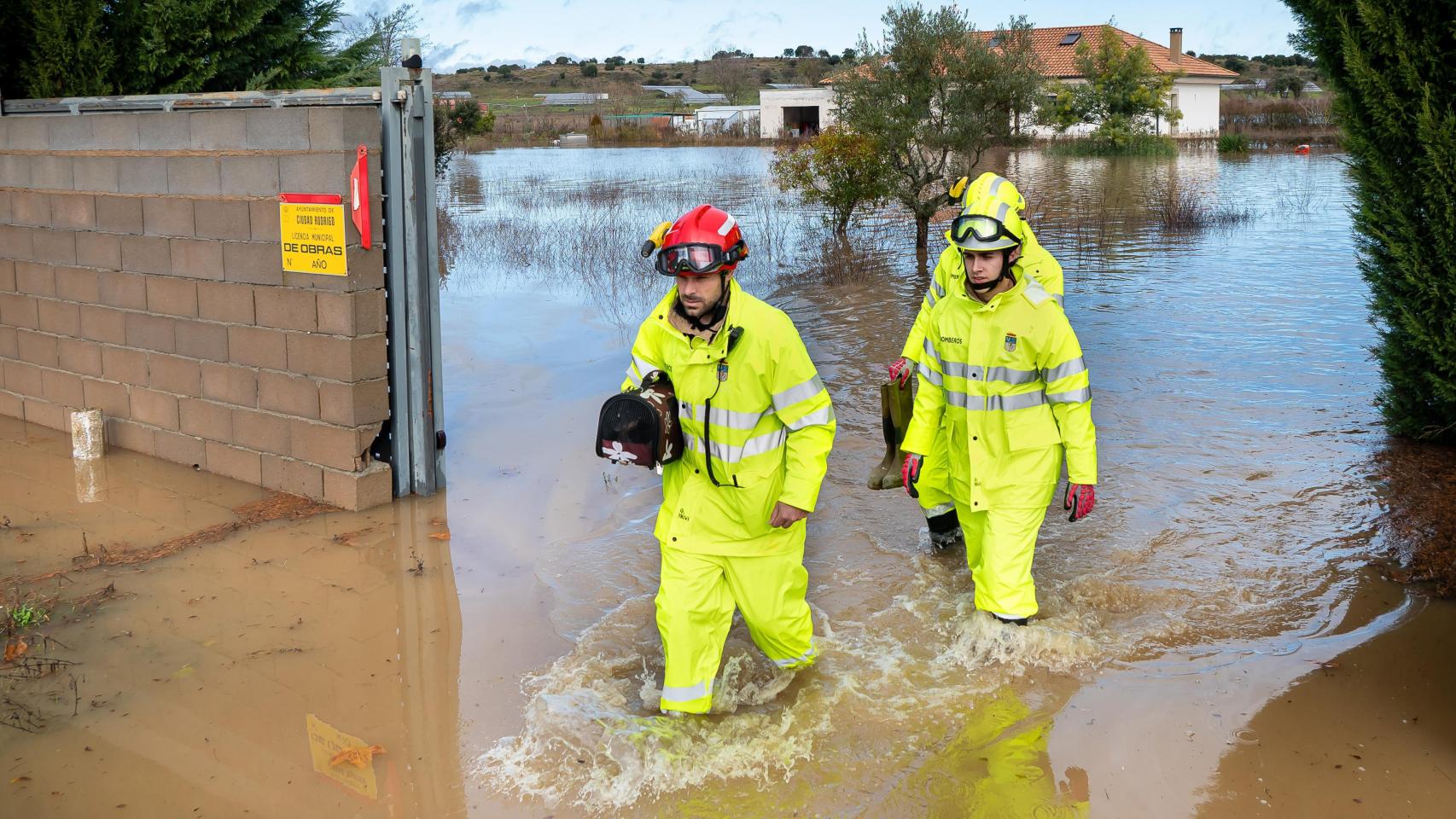 Las intensas lluvias caídas  han provocado el corte de varias carreteras en Ciudad Rodrigo (Salamanca), debido al desbordamiento de agua en la calzada.