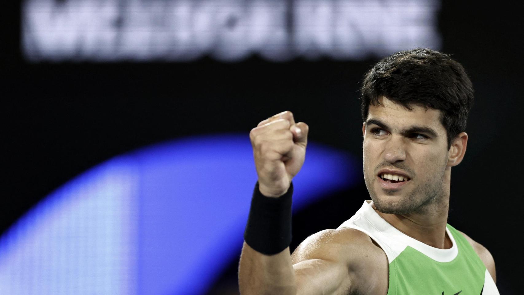 Carlos Alcaraz celebra uno de sus puntos en la final del Open de Australia 2026 ante Djokovic.