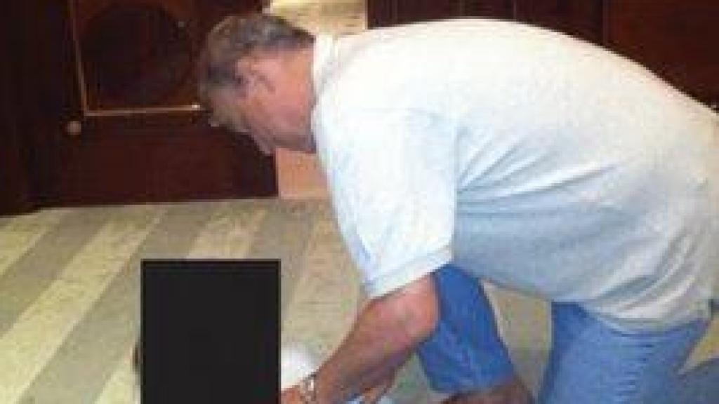 El príncipe Andrés con una joven inerme en el suelo, uno de los archivos revelados por el Departamento de Justicia de Estados Unidos relacionado con el 'caso Epstein'.