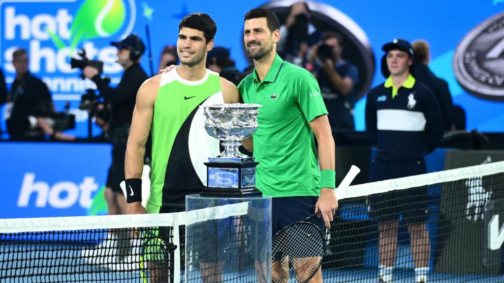 Carlos Alcaraz y Novak Djokovic, antes de la final del Open de Australia 2026