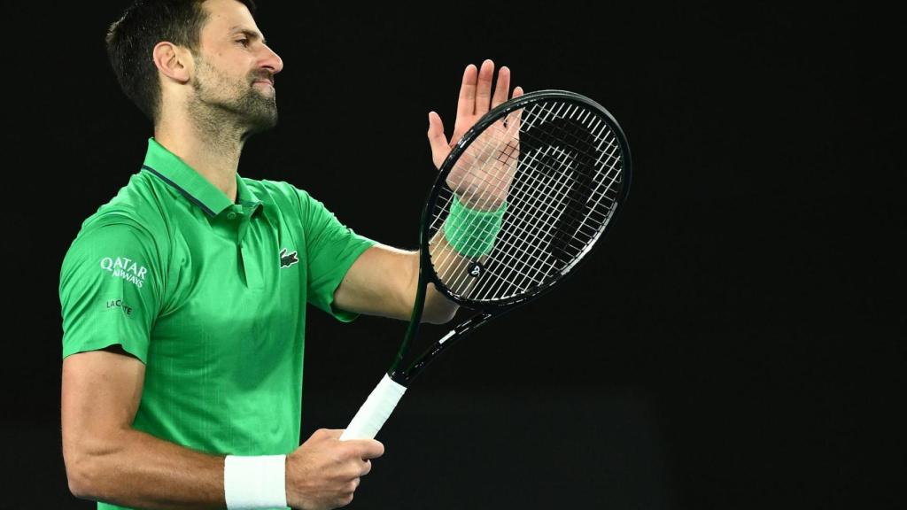 Novak Djokovic de Serbia gesticula durante la final individual masculina contra Alcaraz.