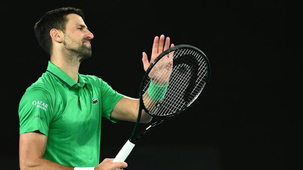 Novak Djokovic de Serbia hace gestos durante la final individual masculina contra Alcaraz.