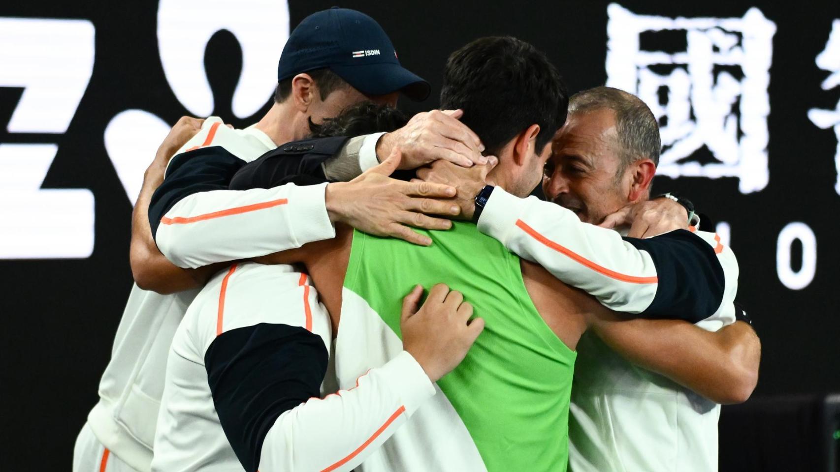 Carlos Alcaraz de España celebra con su equipo tras ganar la final.