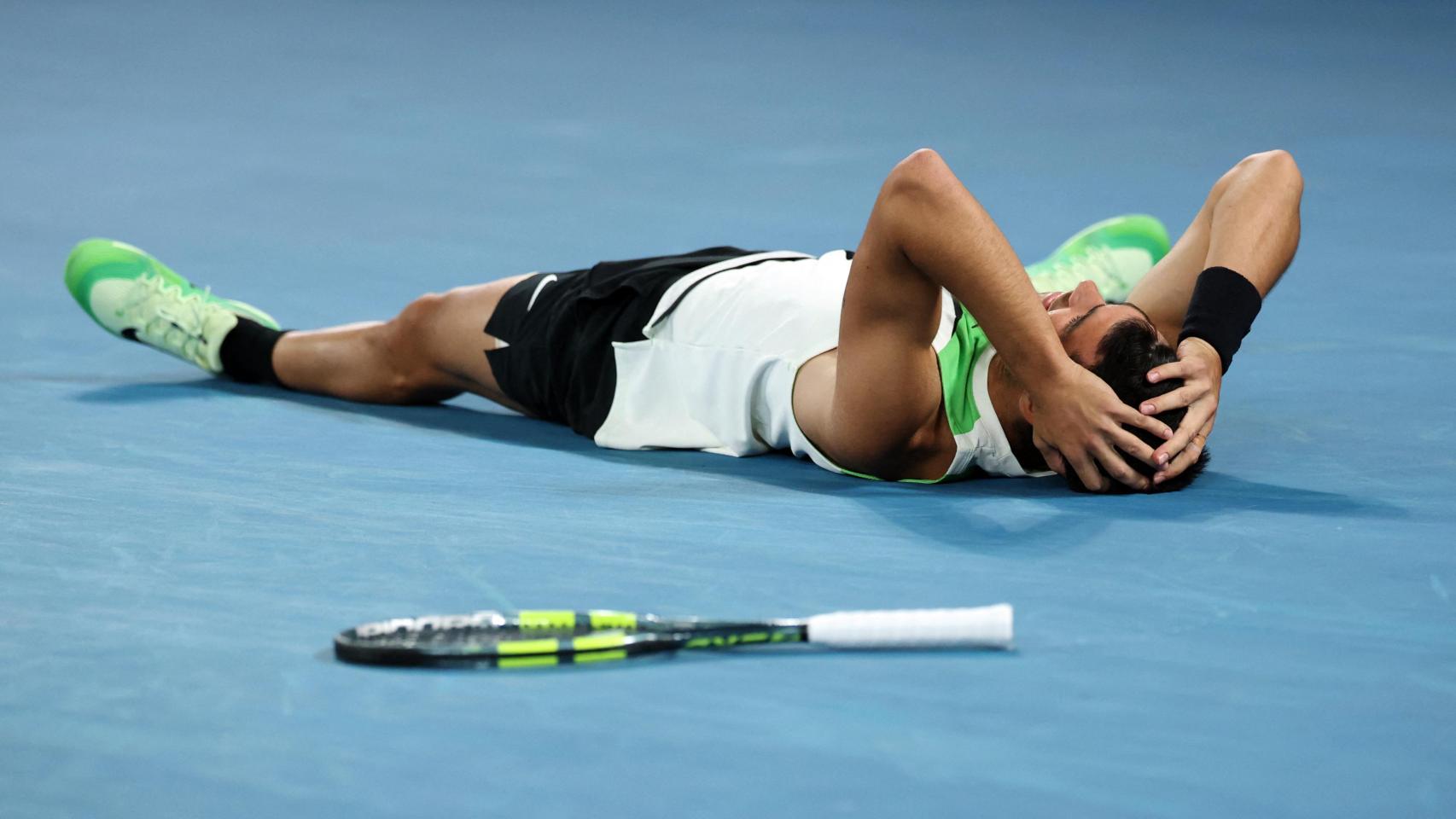 Carlos Alcaraz celebra su victoria en el Open de Australia 2026.