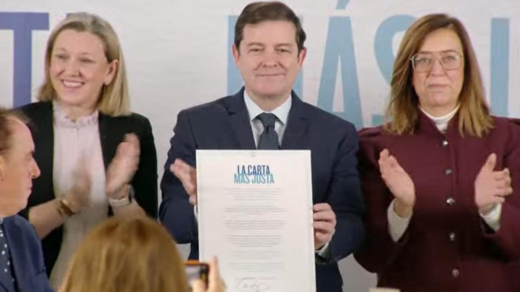 Mañueco posa con la carta junto a Isabel Blanco y Ángeles Armisén