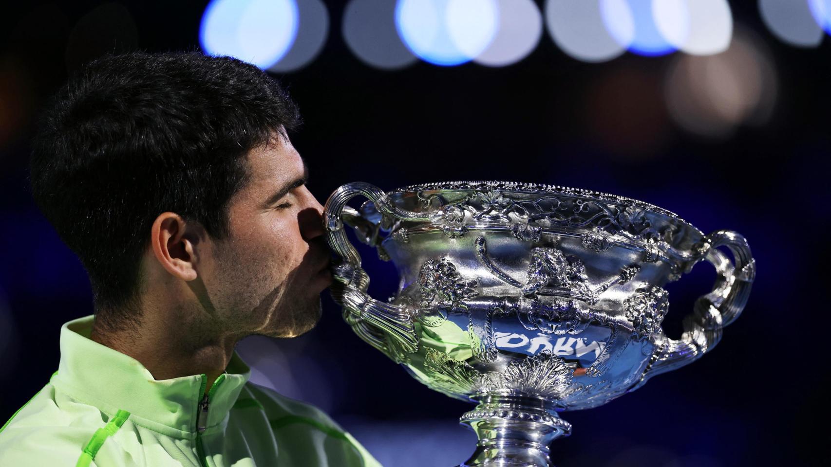Carlos Alcaraz besa al trofeo de campeón del Open de Australia.
