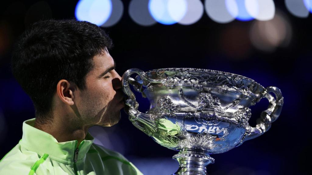 Carlos Alcaraz besa al trofeo de campeón del Open de Australia.