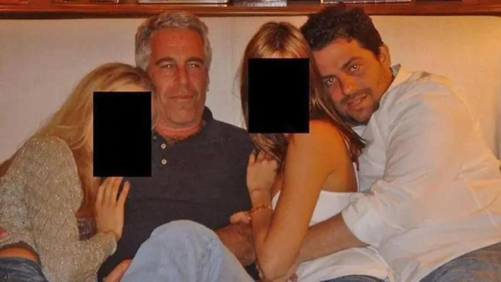 Jeffrey Epstein junto al director del documental 'Melania', Brett Ratner, fotografiados con dos jóvenes.