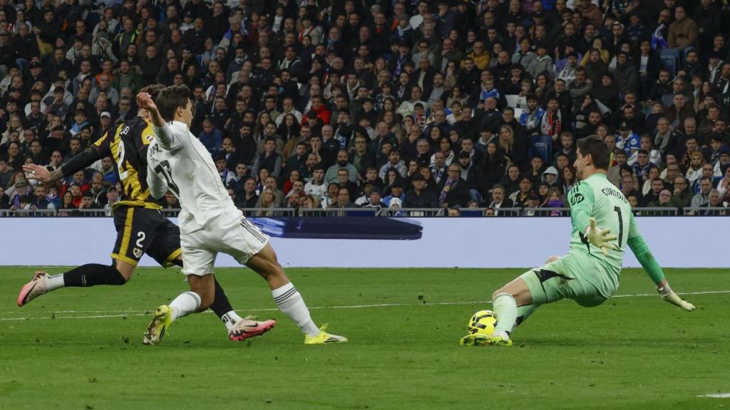 El mano a mano que Courtois paró a Ratiu