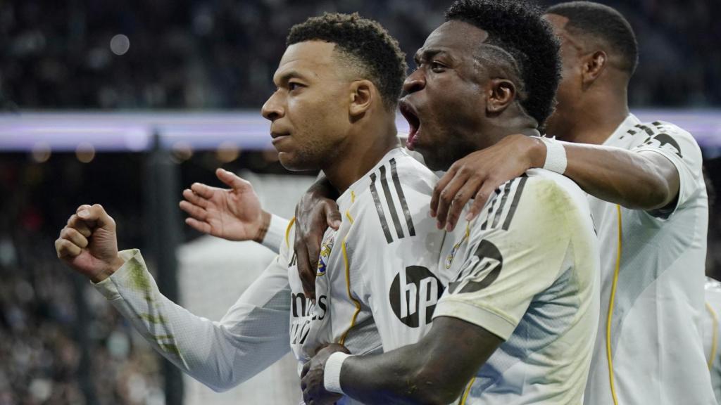 Mbappé y Vinicius celebran el gol del francés.