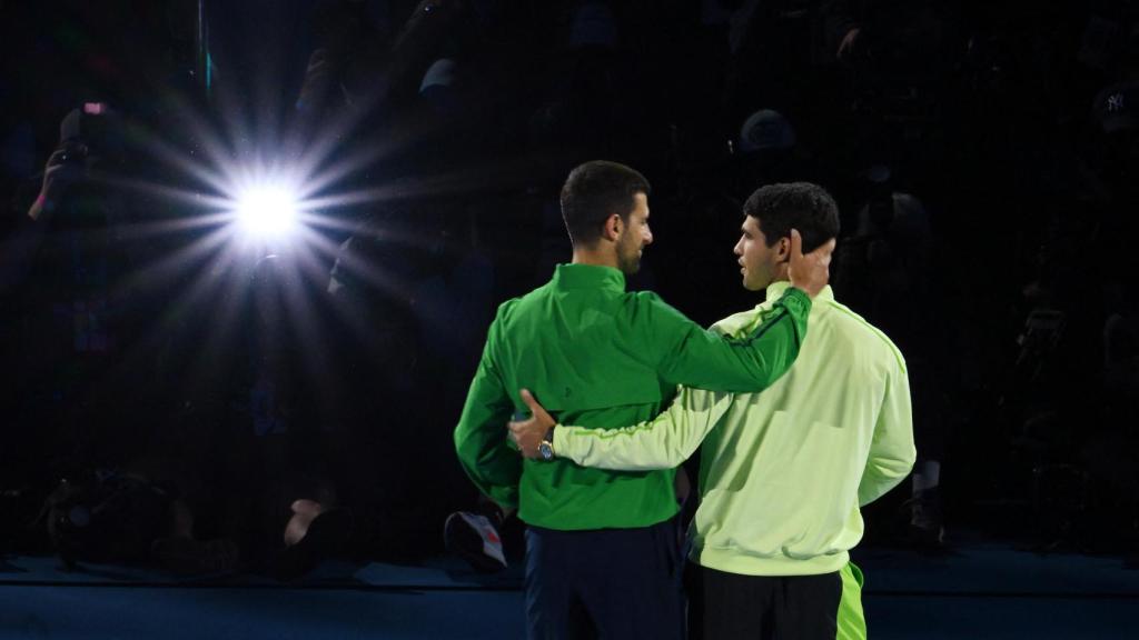 Novak Djokovic y Carlos Alcaraz se abrazan tras la final del Open de Australia 2026.
