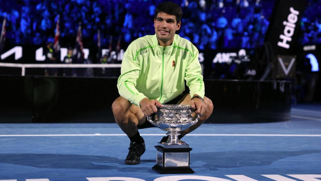 Carlos Alcaraz, con el título de campeón del Open de Australia 2026.