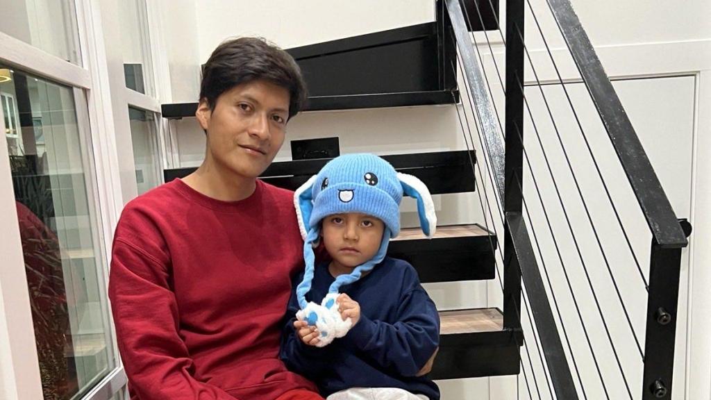 Liam Conejo junto a su padre