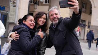 Azcón se hace un selfie con la presidenta de la Comunidad de Madrid y una simpatizante en Zaragoza.