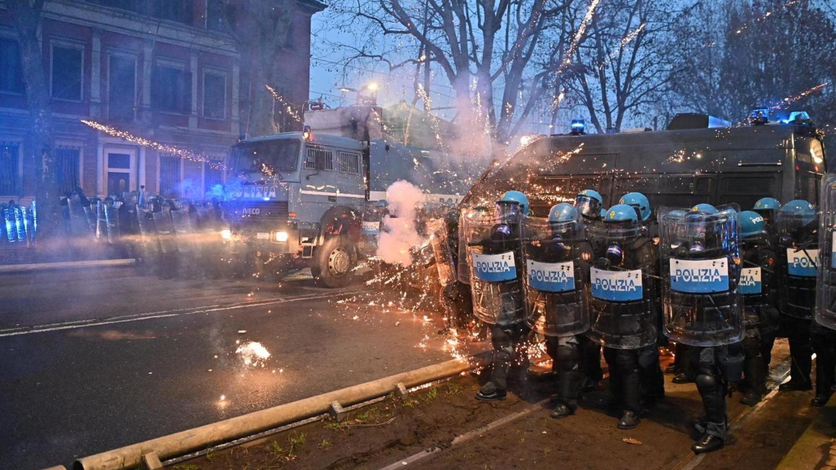 Las fuerzas de seguridad italianas durante el desalojo de un centro social en un edificio ocupado desde hace 30 años en Turín (Italia).