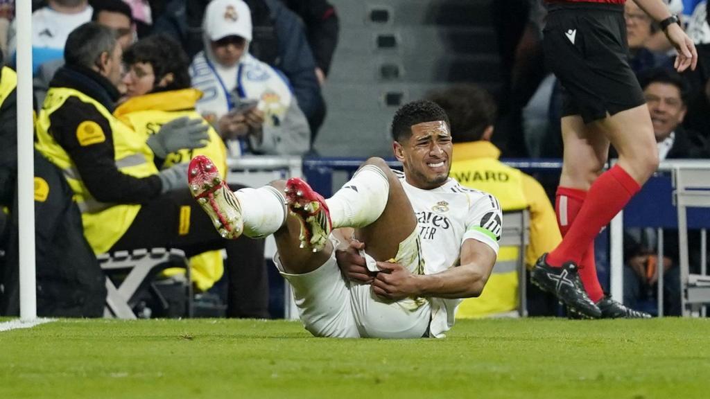 Bellingham se duele en el suelo tras sufrir una lesión en los isquiotibiales.