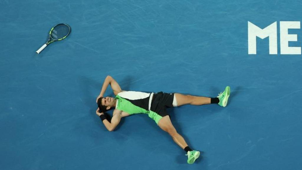 Alcaraz, tumbado celebrando el Open de Australia.