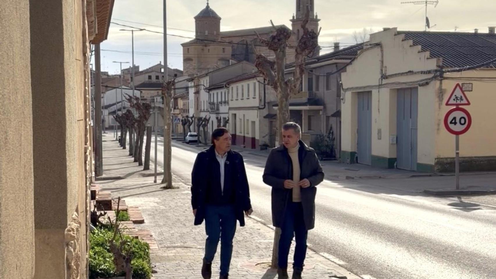 Guitarte (izda) junto al también candidato Joaquín Moreno, en Aguaviva.