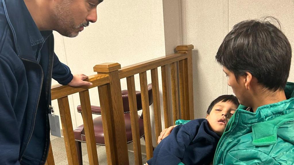 Liam Conejo duerme en brazos de su padre durante la visita de Joaquín Castro
