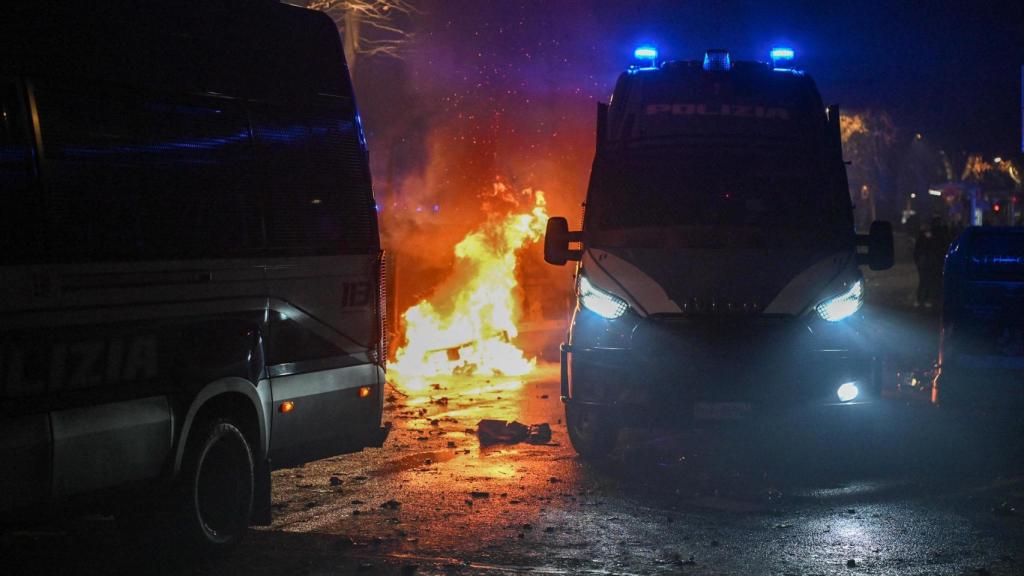 Vehículos blindados de la policía durante los enfrentamientos con manifestantes tras una marcha en apoyo a Askatasuna en Turín.