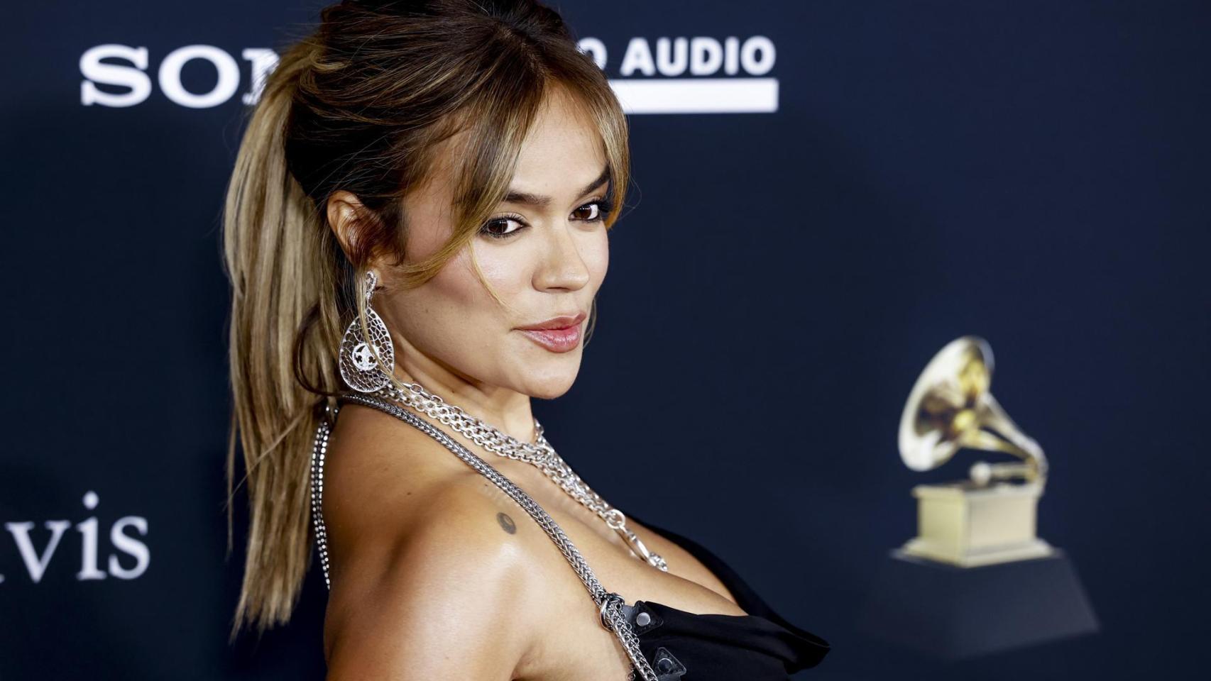 Imagen de Karol G durante la pre gala de los Premios Grammy.