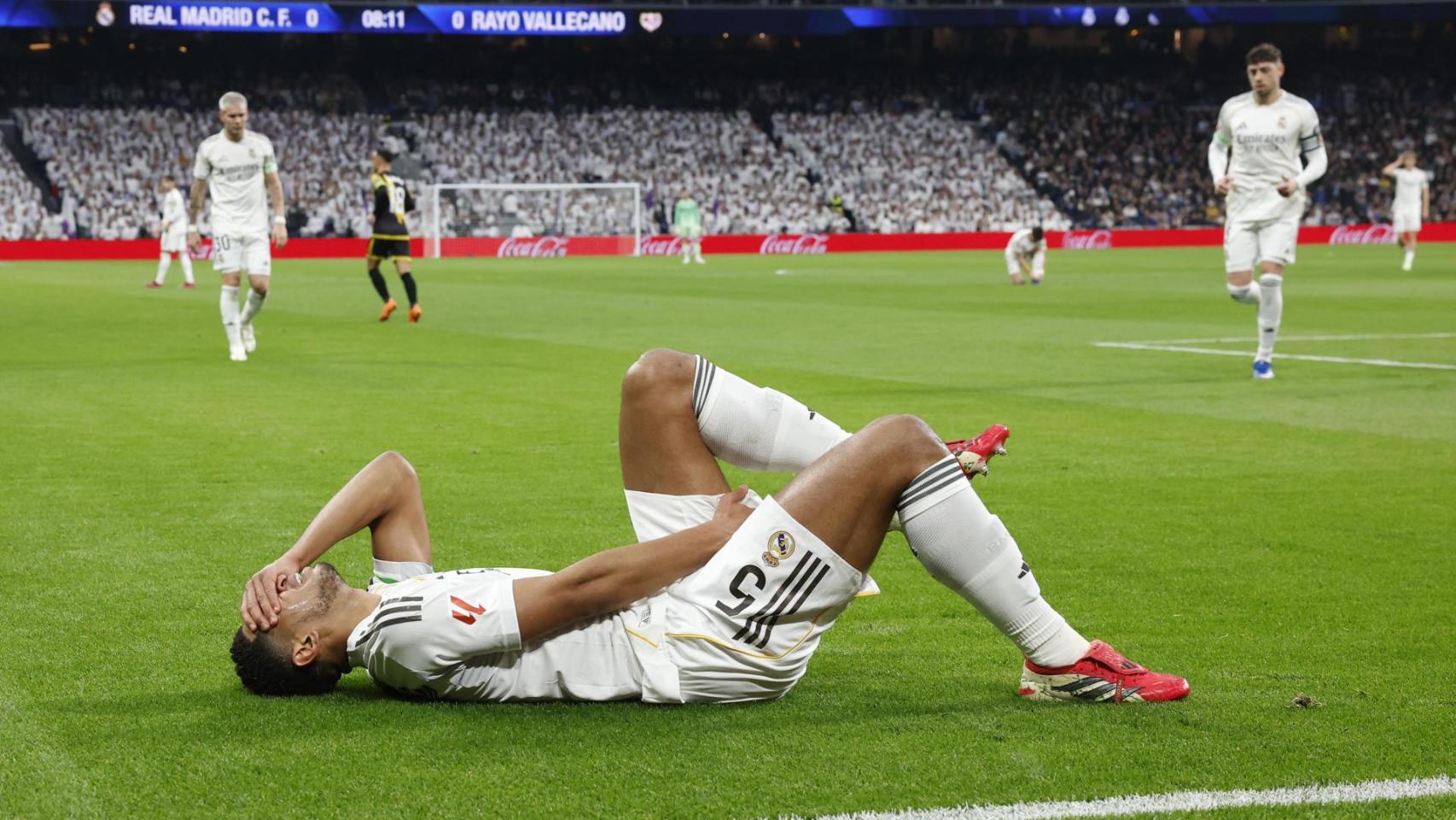 Jude Bellingham se duele tras caer lesionado contra el Rayo Vallecano.