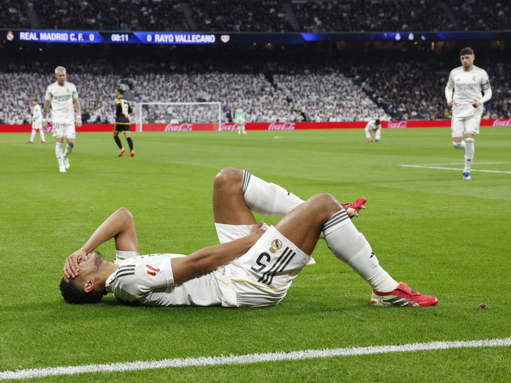 Jude Bellingham se duele tras caer lesionado contra el Rayo Vallecano.
