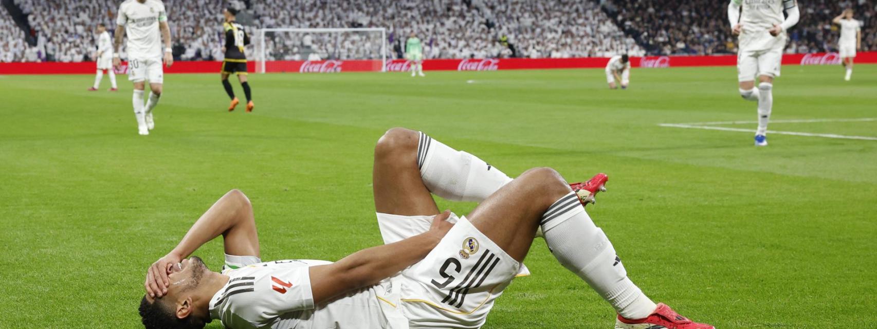 Jude Bellingham se duele tras caer lesionado contra el Rayo Vallecano.