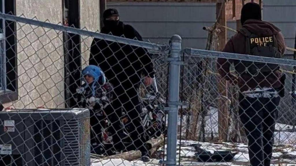 Agentes del ICE acompañan a Liam Conejo a la puerta de su casa