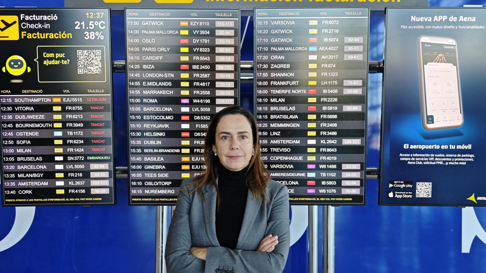 Laura Navarro, ante los paneles informativos del aeropuerto Miguel Hernández este enero.