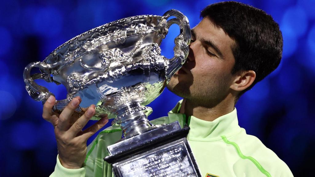 Carlos Alcaraz celebra con el trofeo tras ganar el Abierto de Australia individual masculino contra el serbio Novak Djokovic.