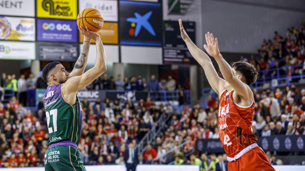 Chris Duarte tira a canasta durante el Baxi Manresa vs. Unicaja de la Liga Endesa