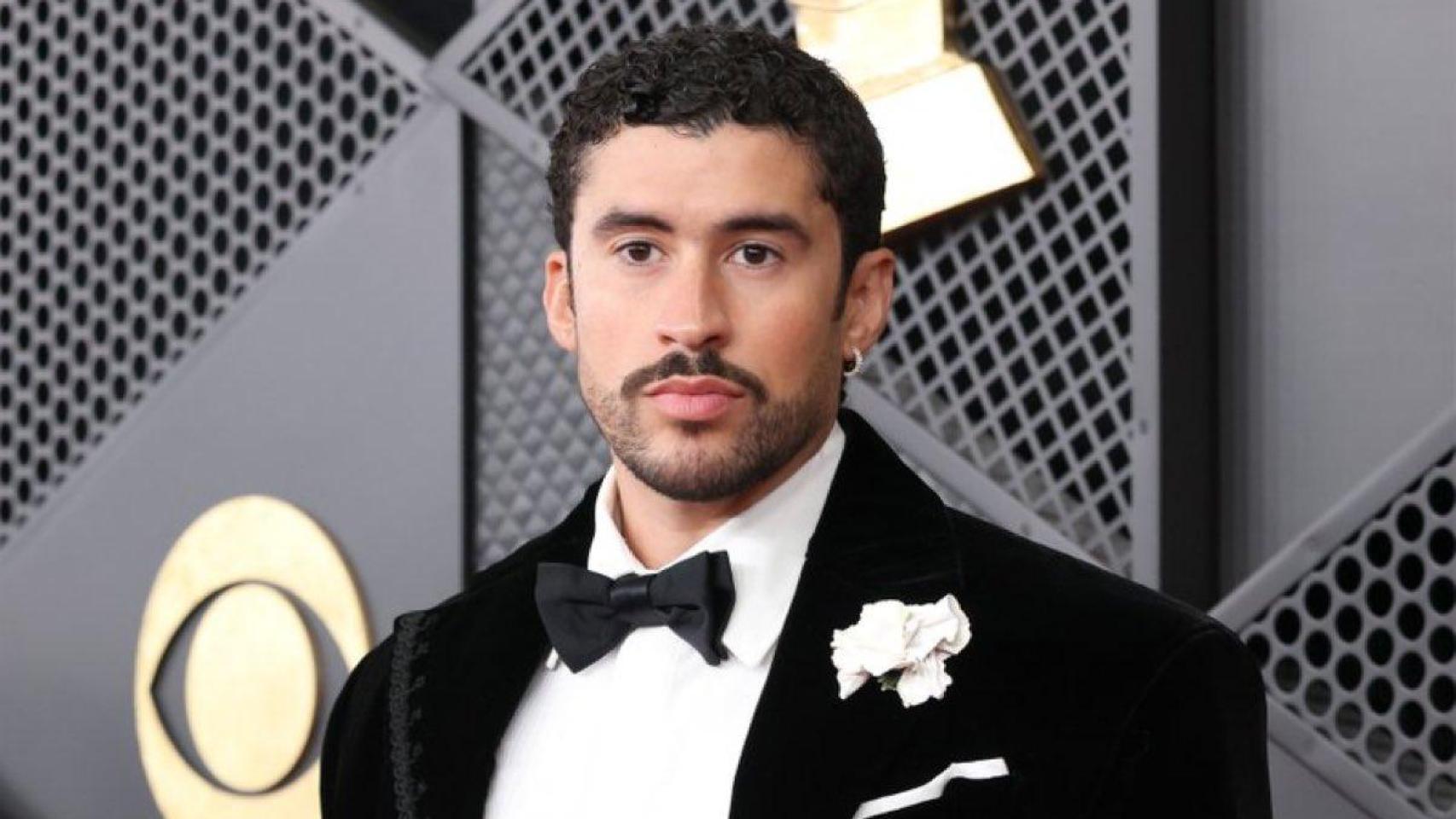 Imagen de Bad Bunny en la alfombra roja.