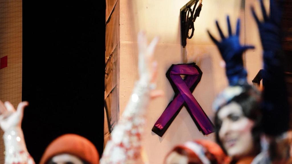 El crespón que colgaba en la fachada.