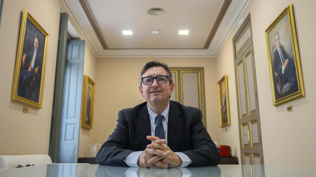 Vicente Lafuente, junto a los cuadros de sus antecesores como presidentes de la CEV.